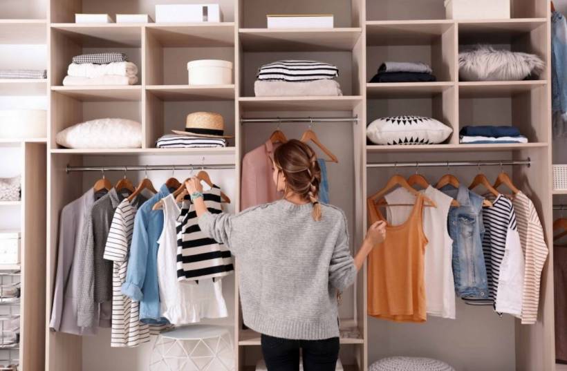 Closet em ordem: aprenda a organizar o espaço de forma ideal
