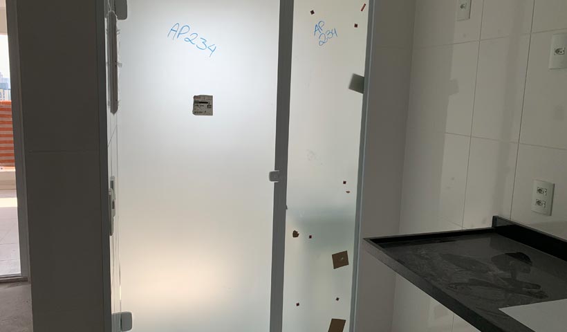 Apto. - porta da área de serviço